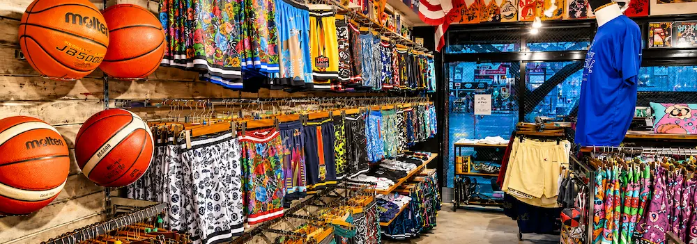 バスケットボールや色とりどりのウェアが並ぶステップバイステップの店内