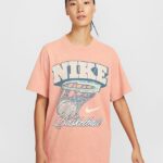 NIKE ウィメンズ ルーズ ショートスリーブ Tシャツ JPサイズ HV6984-688 画像2